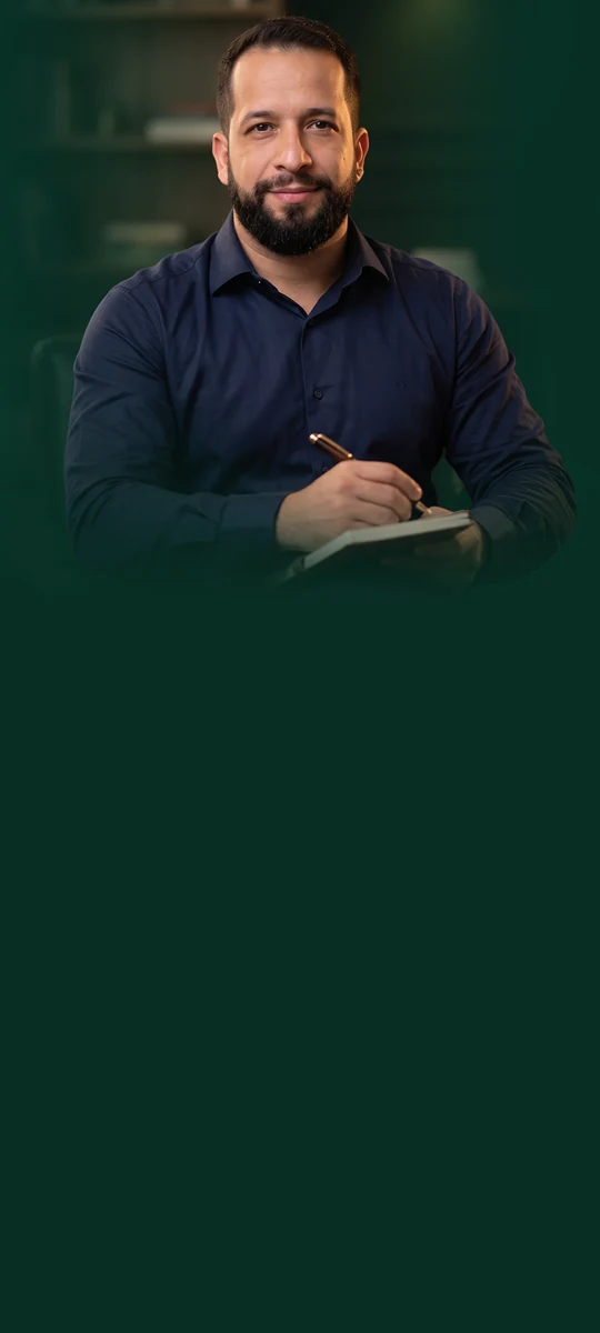 Dr. Michaell Pereira sentado em um ambiente acolhedor